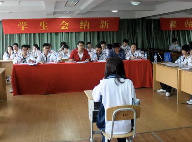 大學(xué)學(xué)生會(huì )面試問(wèn)題有哪些?面試技巧自我介紹范文